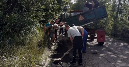 Önkéntes munkával javítják a károsodott utat